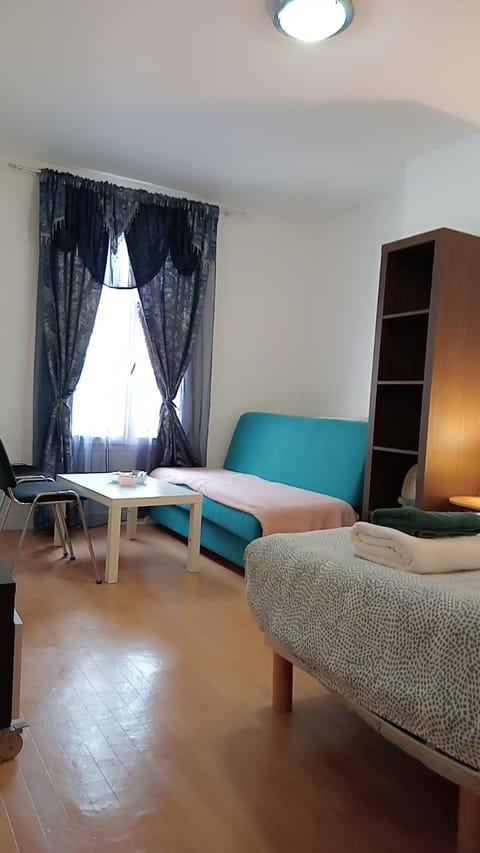 Po1-TPSA17-3D- ROOM Porte maron Apartment in Paris