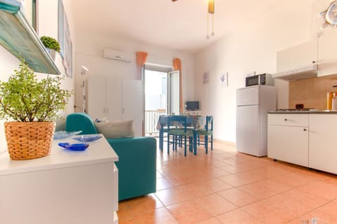 Dining area, pet friendly, stove, air conditioner