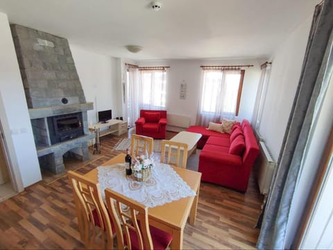 TV and multimedia, Living room, Dining area, fireplace