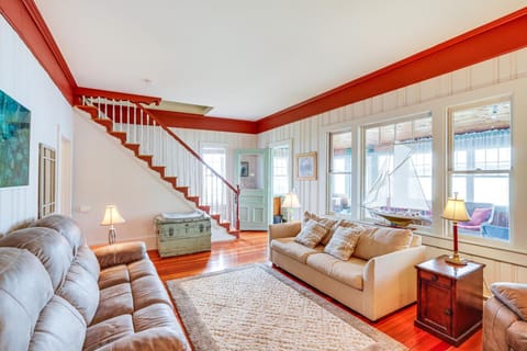 Lake Views and Dock Access - Pittsfield Cottage! House in Lanesborough