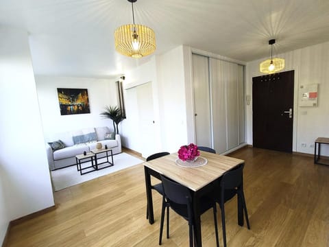 Bed, Living room, Photo of the whole room, Seating area, Dining area, Bedroom, wardrobe