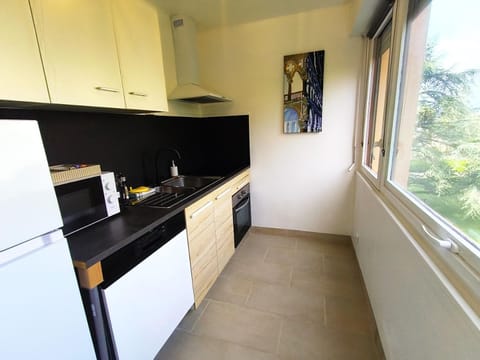 Kitchen or kitchenette, oven, stove