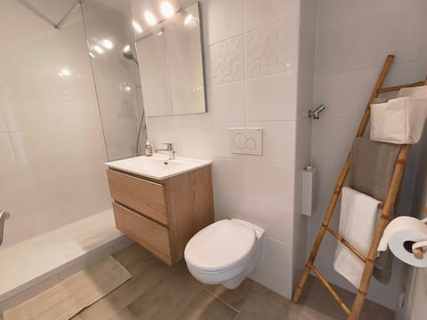 Shower, Toilet, Bathroom, towels