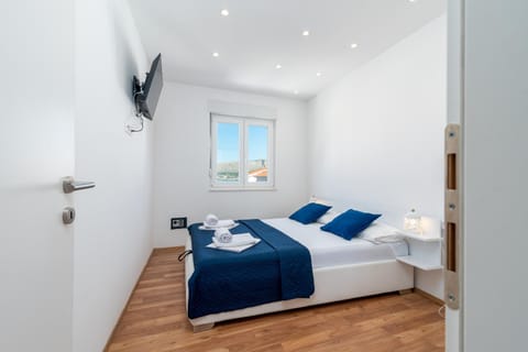 Bed, TV and multimedia, Photo of the whole room, Bedroom, towels