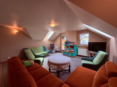 Communal lounge/ TV room, TV and multimedia, Seating area, Evening entertainment