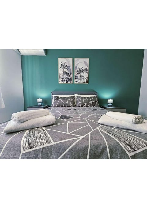 Bed, Bedroom, towels