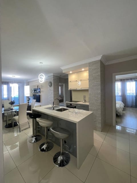 Kitchen or kitchenette, minibar, stove