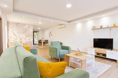 TV and multimedia, Living room, Seating area