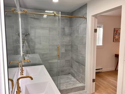 Luxury Woodstock Retreat Hot tub and heated pool House in Capital District, NY, USA