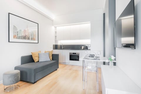 TV and multimedia, Kitchen or kitchenette, Living room, Seating area, oven, stove