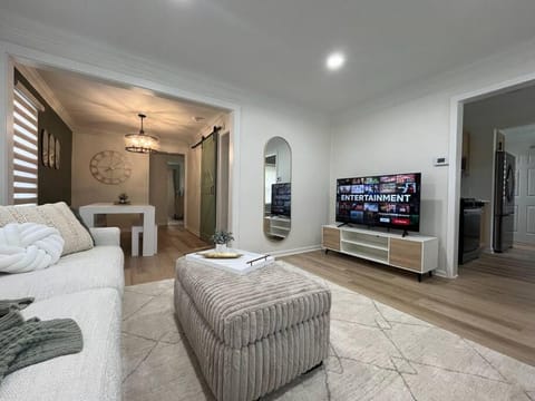 Fully Furnished Upscale Family Home 5B 3Ba Apartment in Royal Oak