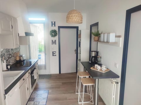 Kitchen or kitchenette, Dining area, oven, stove, toaster