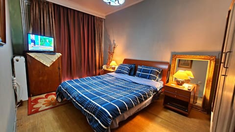 Bed, TV and multimedia, Photo of the whole room, Bedroom