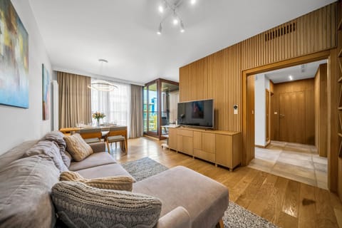 TV and multimedia, Living room, Photo of the whole room, Seating area, Evening entertainment