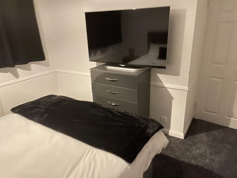 Easystays Baby Mansion Can Sleep 18 Villa in Leicester