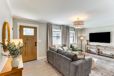 Modern Retreat with Fire Pit Near Harrison Bay! House in Hixson