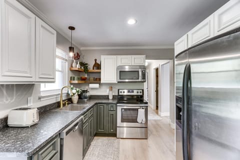 Modern Retreat with Fire Pit Near Harrison Bay! House in Hixson