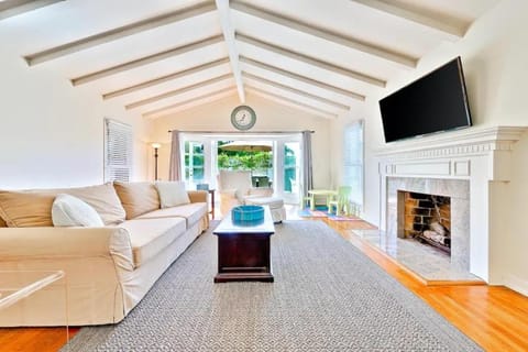 TV and multimedia, Living room, Seating area, Evening entertainment