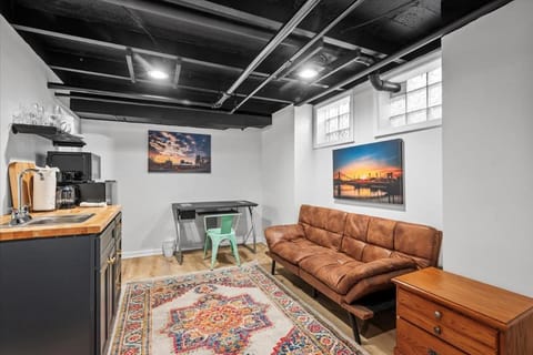 The Walnut Suites - The Emerald Suite Apartment in Shadyside