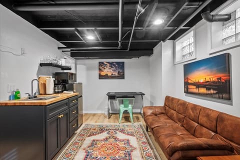 The Walnut Suites - The Emerald Suite Apartment in Shadyside