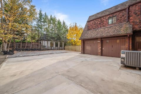 The Walnut Suites - The Emerald Suite Apartment in Shadyside