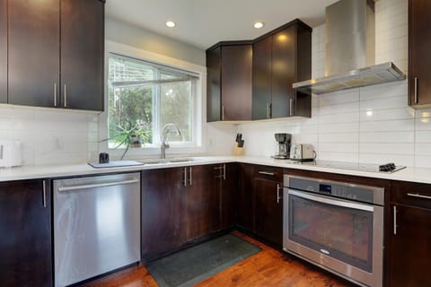 Modern Home in Victoria, BC House in Langford