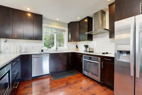 Modern Home in Victoria, BC House in Langford