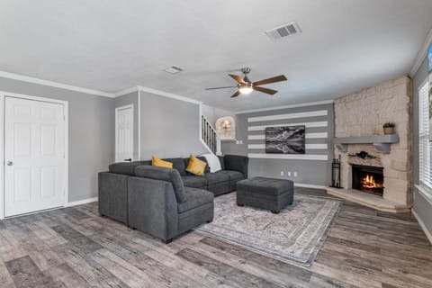 TV and multimedia, Living room, Seating area, fireplace