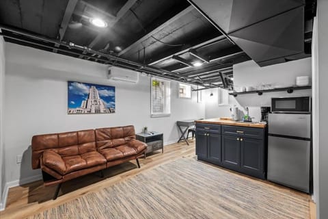 The Walnut Suites - The Onyx Suite Apartment in Shadyside