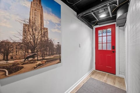 The Walnut Suites - The Onyx Suite Apartment in Shadyside