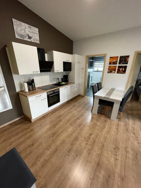 Kitchen or kitchenette, Dining area, minibar, stove