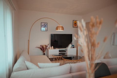 Communal lounge/ TV room, TV and multimedia, Living room, Photo of the whole room, Seating area, Dining area, Evening entertainment, Food, Food, Dinner, Dinner