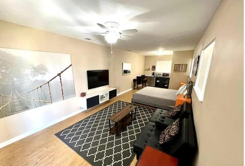 Bed, TV and multimedia, Kitchen or kitchenette, Dining area