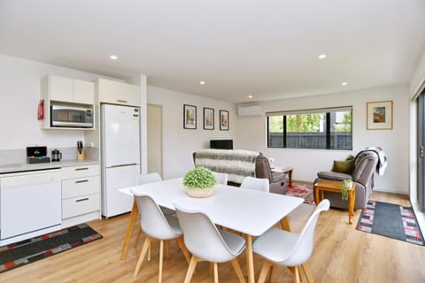 TV and multimedia, Kitchen or kitchenette, Living room, Seating area, Dining area