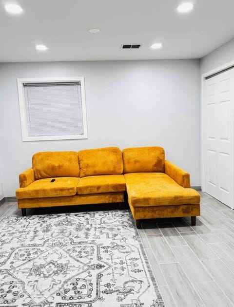 Convenient Stay near Chicago Ohare Airport with King Beds and Coffee Villa in Des Plaines