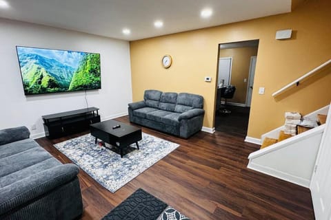 Convenient Stay near Chicago Ohare Airport with King Beds and Coffee Villa in Des Plaines