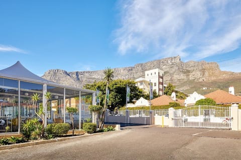 Property building, Nearby landmark, Communal lounge/ TV room, Neighbourhood, Landmark view, Mountain view