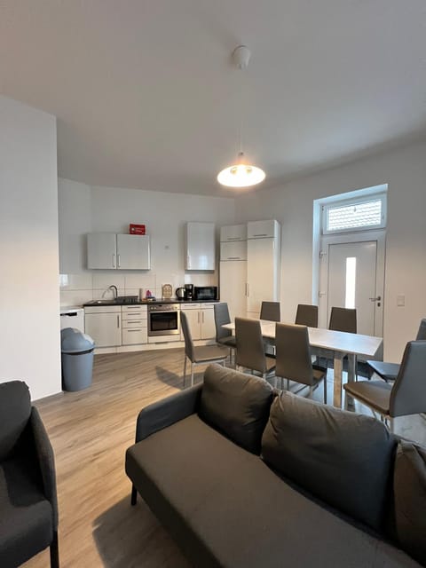 Kitchen or kitchenette, Living room, Seating area, Dining area, stove