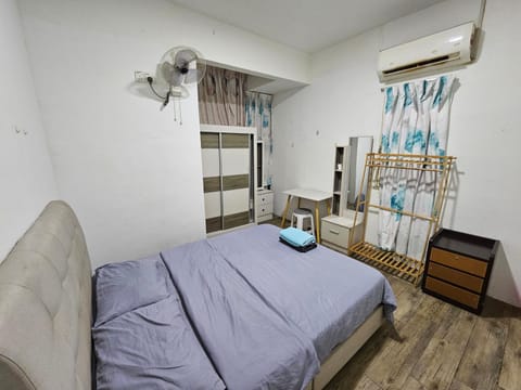 Bed, Living room, Photo of the whole room, Seating area, Bedroom, towels, air conditioner