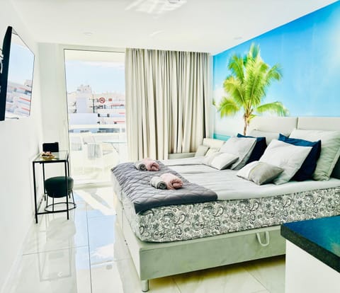 Communal lounge/ TV room, Bed, TV and multimedia, Living room, Photo of the whole room, Seating area, Evening entertainment, Bedroom, towels