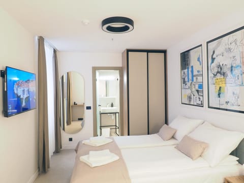 Bed, Bathroom, TV and multimedia, Photo of the whole room, Bedroom, Breakfast, safe, towels, air conditioner