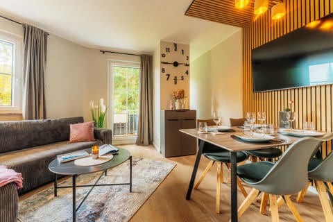 TV and multimedia, Living room, Seating area, Dining area