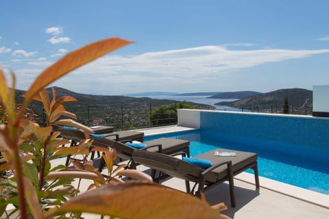 Balcony/Terrace, Mountain view, Pool view, Sea view, Swimming pool, sunbed