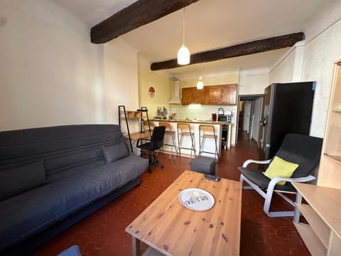TV and multimedia, Kitchen or kitchenette, Living room, Seating area, Dining area, oven, stove