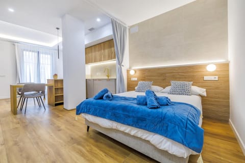 Bed, Kitchen or kitchenette, Dining area, Bedroom, heating, towels, wardrobe, air conditioner