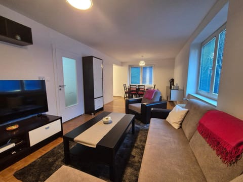 Communal lounge/ TV room, TV and multimedia, Living room, Seating area, Dining area