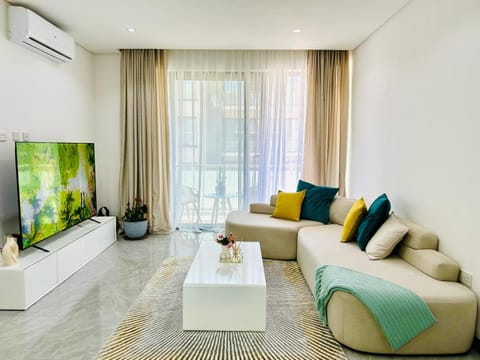 Communal lounge/ TV room, TV and multimedia, Living room, Seating area, air conditioner