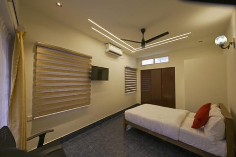 Bed, TV and multimedia, Photo of the whole room, Bedroom, wardrobe