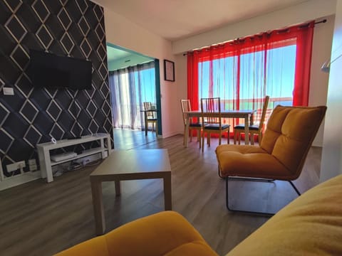 Communal lounge/ TV room, TV and multimedia, Seating area, Dining area