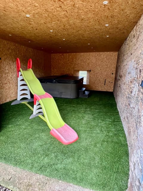 Chouette et Hibou 30 pers 2 gîtes jacuzzi, billard House in Normandy